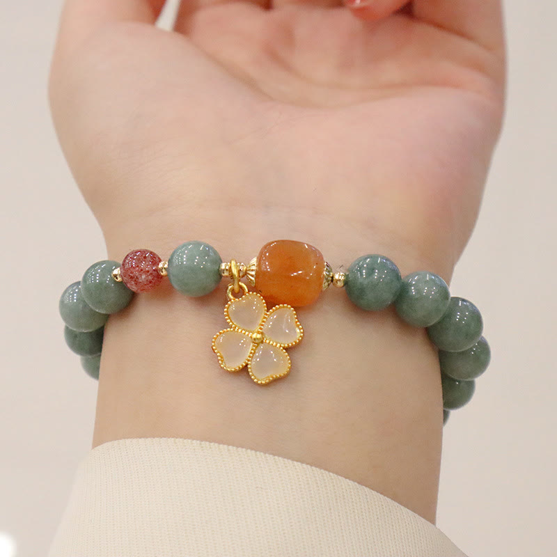 Pulsera de prosperidad con dije de trébol de cuatro hojas de jade Mythstone