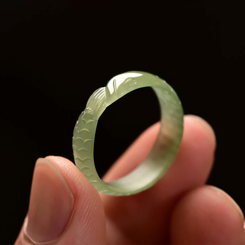 Anillo de suerte y éxito con pez koi de jade blanco hetiano y jade cian 