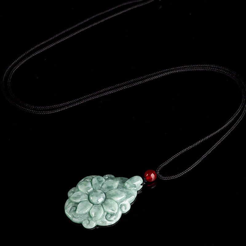 Colgante de collar con diseño de flor de Kalanchoe blossfeldiana de jade natural Mythstone 