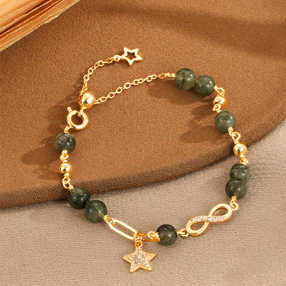 Pulsera de protección con estrellas del amor eterno y cuarzo rutilado verde en oro de 14 quilates de Mythstone con lazo Möbius 