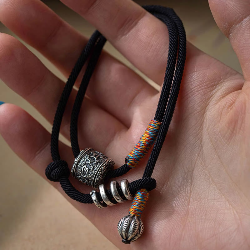 Pulsera de doble vuelta con amuleto tallado Om Mani Padme Hum tibetano de MythStone