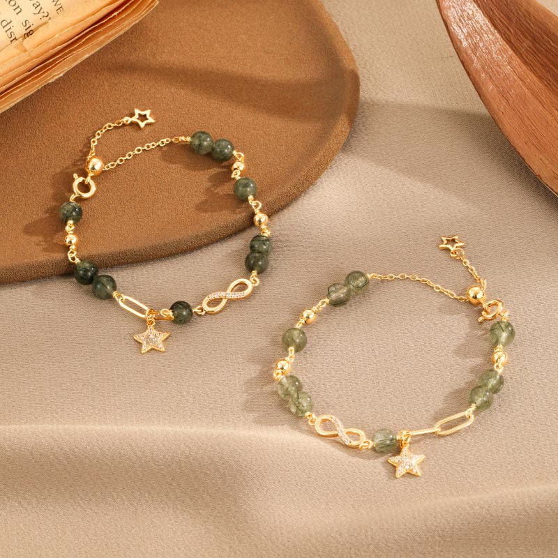 Pulsera de protección con estrellas del amor eterno y cuarzo rutilado verde en oro de 14 quilates de Mythstone con lazo Möbius 