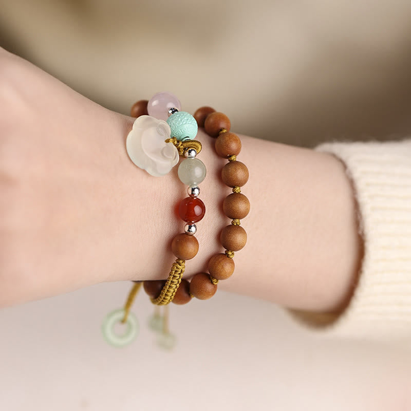 Pulsera de doble vuelta relajante con dije de paz y calcedonia y sándalo verde Mythstone