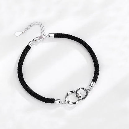 Pulsera de cadena curativa para parejas con diseño de círculos entrelazados con la palabra GUÁRMAME EN TU CORAZÓN de Mythstone