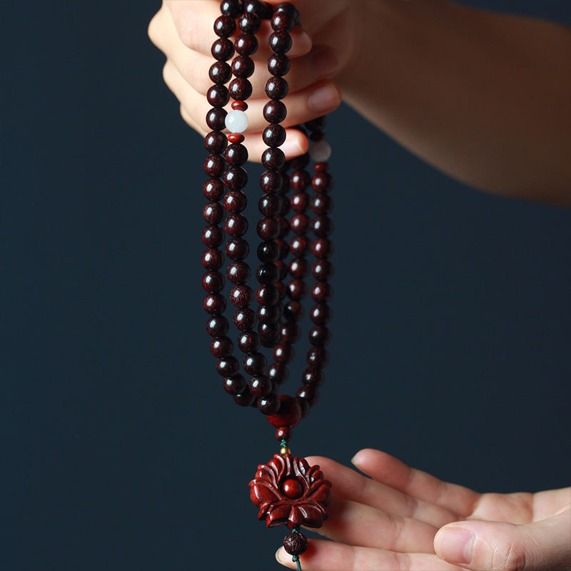 Pulsera de equilibrio tibetano con mala de loto y sándalo rojo y hojas pequeñas de MythStone 