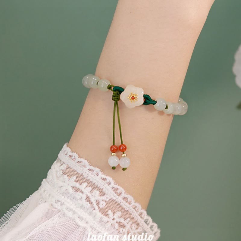 Pulsera de la suerte con flor de durazno y jade de Mythstone