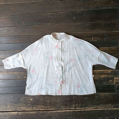 Camisa de lino con ramio y manga larga con botones de rana y flores blancas y rojas de Mythstone