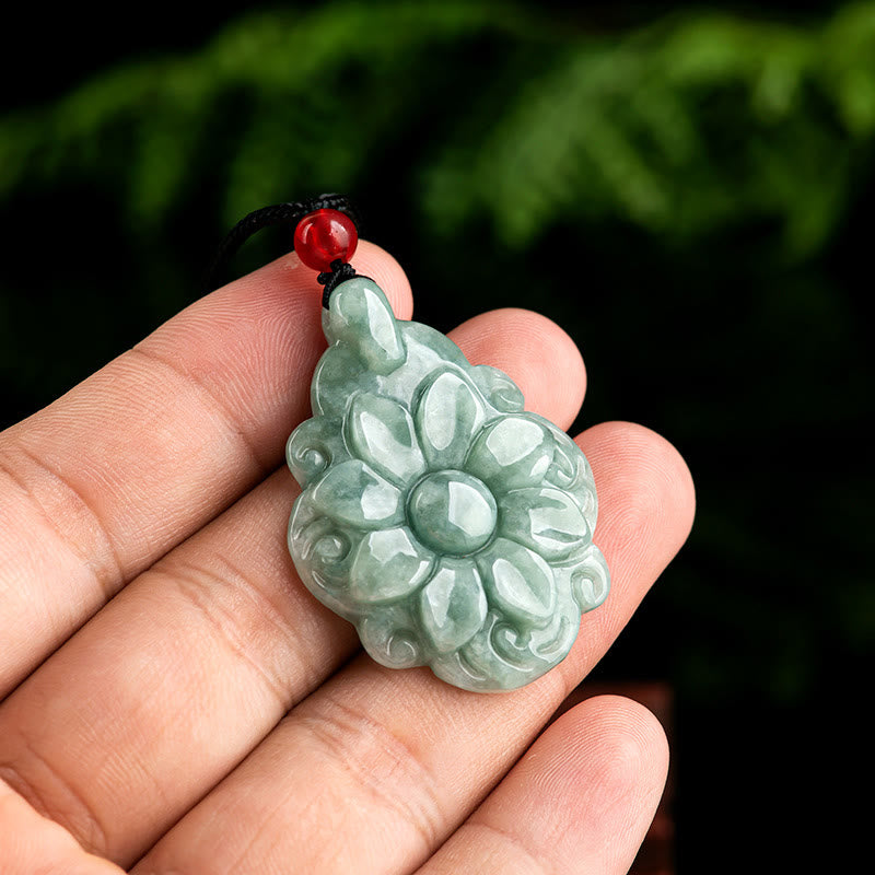 Colgante de collar con diseño de flor de Kalanchoe blossfeldiana de jade natural Mythstone 