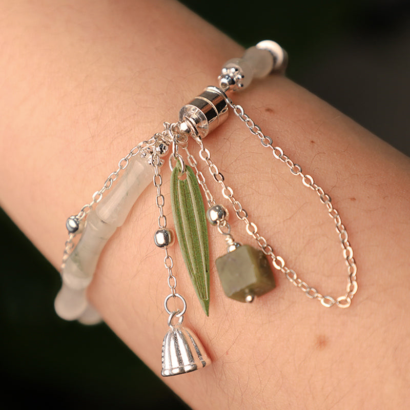 Pulsera con dije de linterna de hoja de bambú y jade blanco natural de plata esterlina 925 de Mythstone