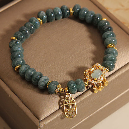 Pulsera de jade natural con candado chino Mythstone que simboliza la paz, la suerte y la abundancia 