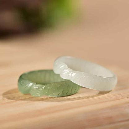 Anillo de suerte y éxito con pez koi de jade blanco hetiano y jade cian 