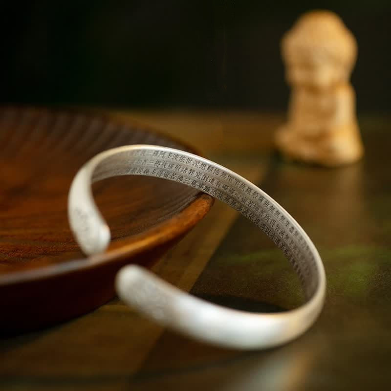 Pulsera de cobre blanco con sutra del corazón y flor de loto de Mythstone