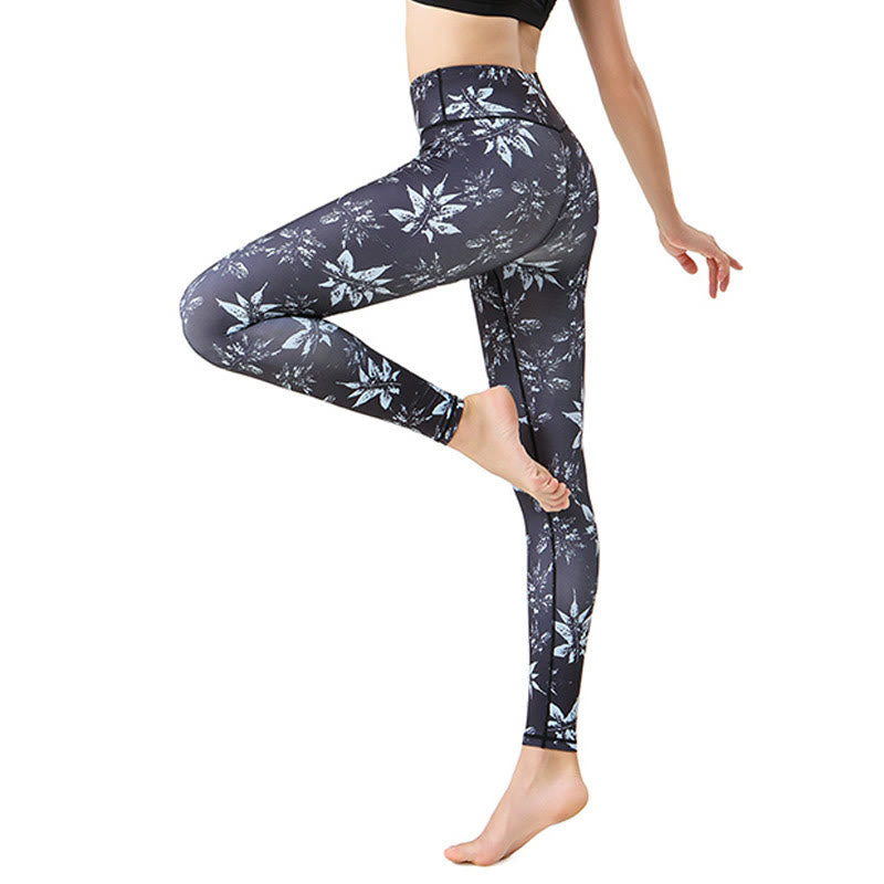 Leggings deportivos de cintura alta con estampado de hojas de arce y manchas de Mythstone para mujer 