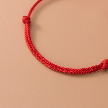 Pulsera de cuerda roja con trébol de cuatro hojas en plata de ley 925 de Mythstone