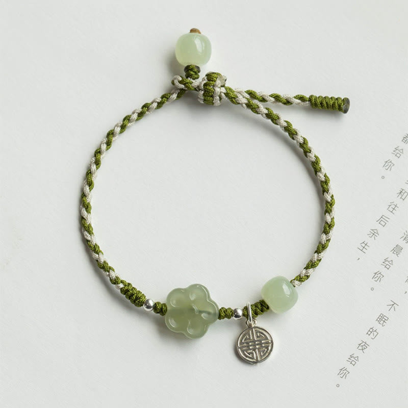 Pulsera trenzada de jade con flor de ciruelo hecha a mano Mythstone para la suerte y la prosperidad