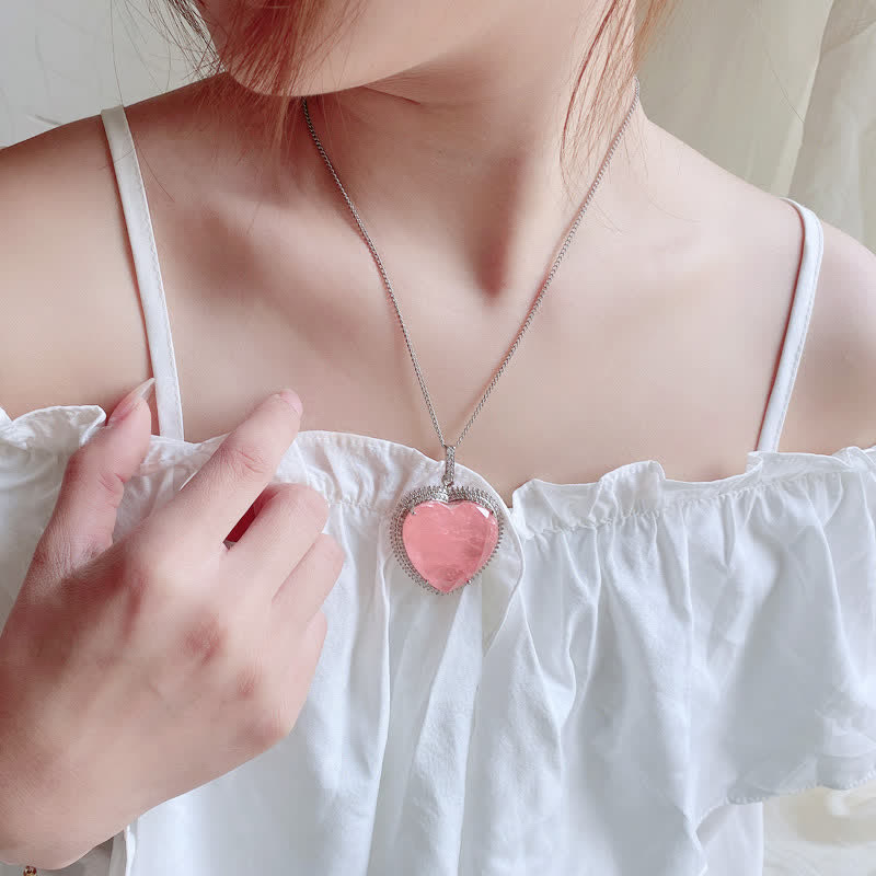 Collar con colgante de corazón de amor y relaciones de cristal de cuarzo rosa Mythstone