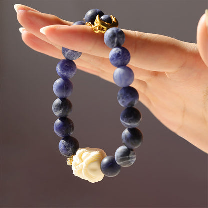 Pulsera de armonía con luna creciente y león danzante de marfil, sodalita y piedra mitológica