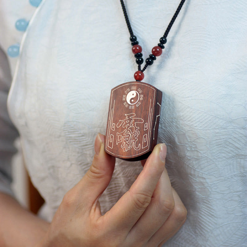 Collar con colgante de equilibrio Bagua Yin Yang de madera de ébano y sándalo rojo de plata esterlina 999 de Mythstone