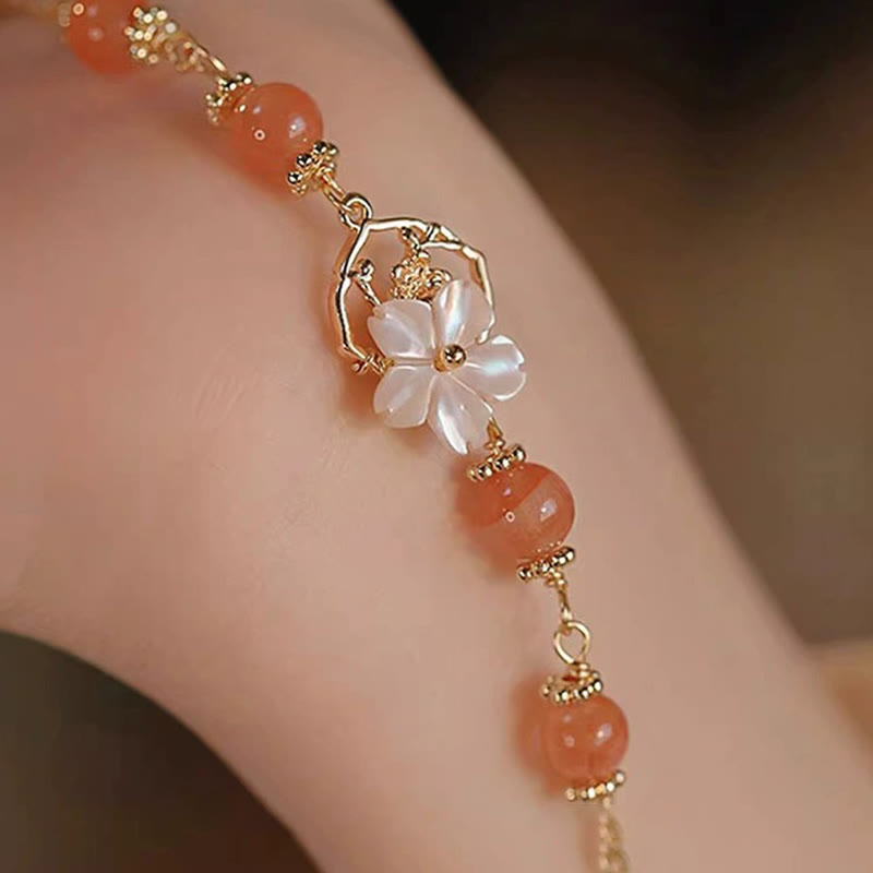 Pulsera de confianza con flor de piedra tridacna y ágata roja Mythstone