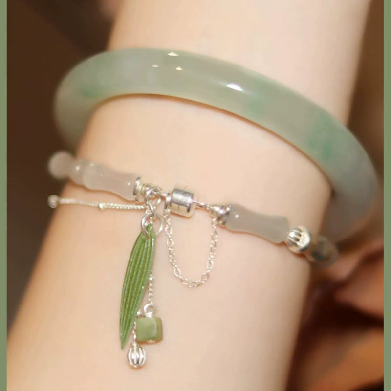 Pulsera con dije de linterna de hoja de bambú y jade blanco natural de plata esterlina 925 de Mythstone