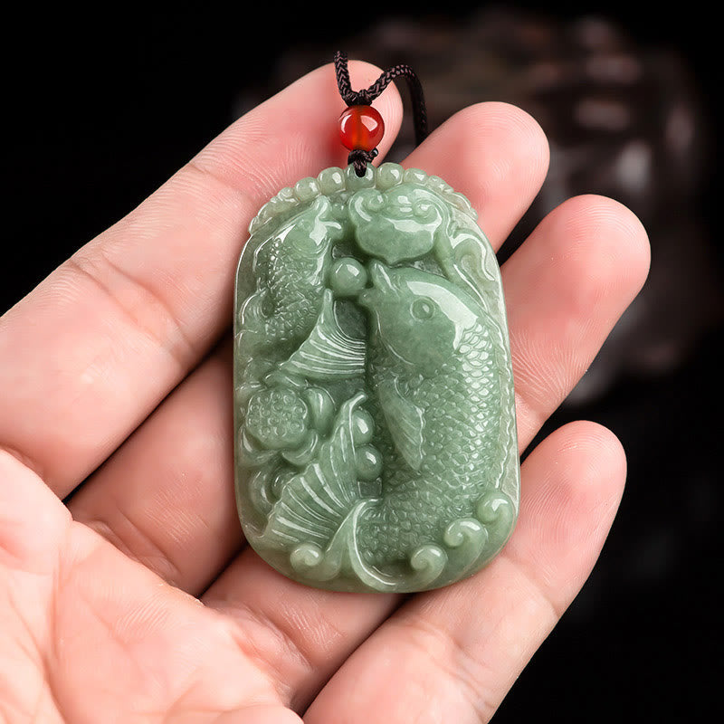 Colgante de jade natural con forma de pez koi y loto para la prosperidad y la riqueza