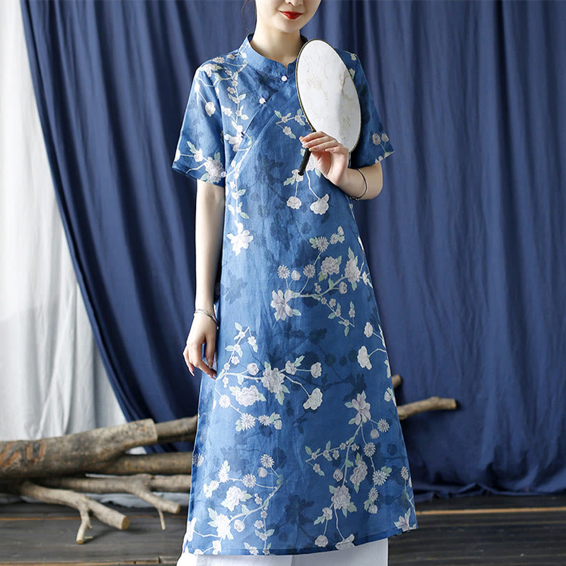 Vestido cheongsam de manga corta con ramas y flores azules y blancas de lino y ramio de Mythstone 