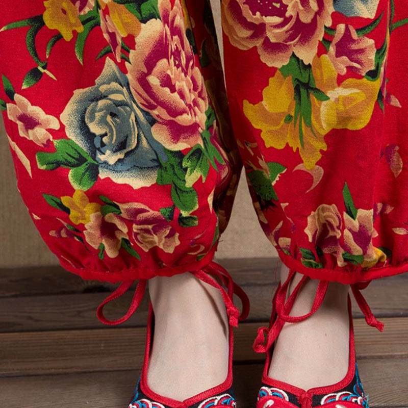 Pantalones harén con estampado de flores rojas y verdes de estilo étnico Mythstone y bolsillos 