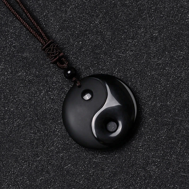 Colgante de collar Yin Yang de purificación tallado con mantra de nueve caracteres de las cinco montañas sagradas del taoísmo de obsidiana negra de Mythstone