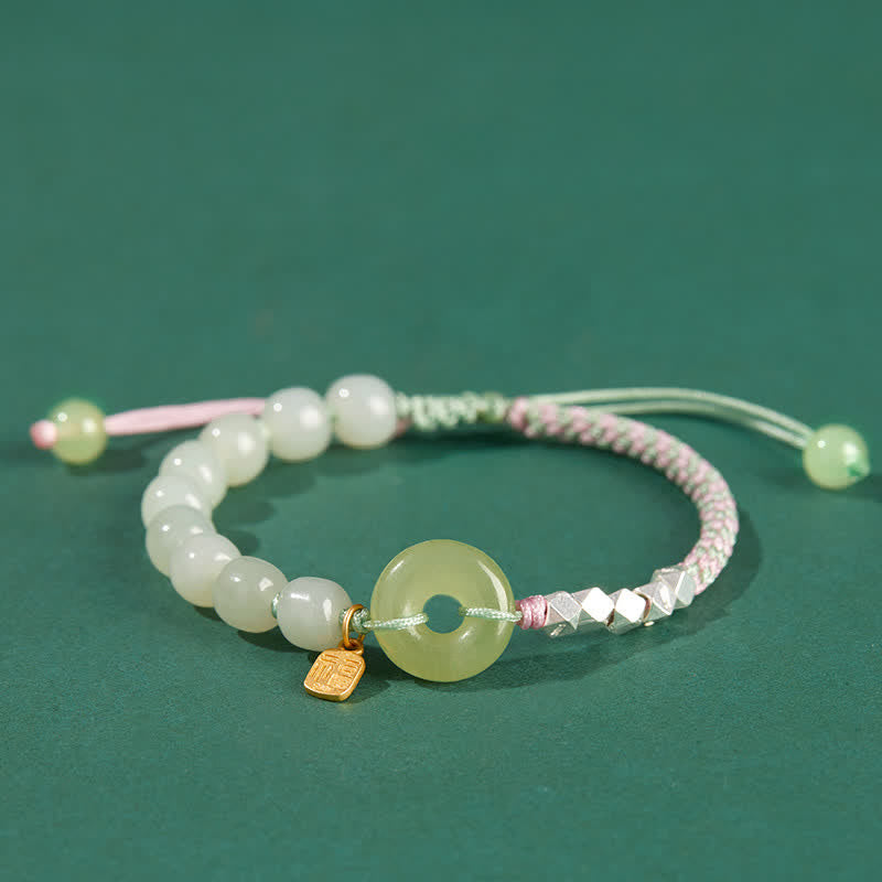 Pulsera con dijes de suerte y felicidad con hebilla de paz de jade hetiano en plata de ley 925 de Mythstone