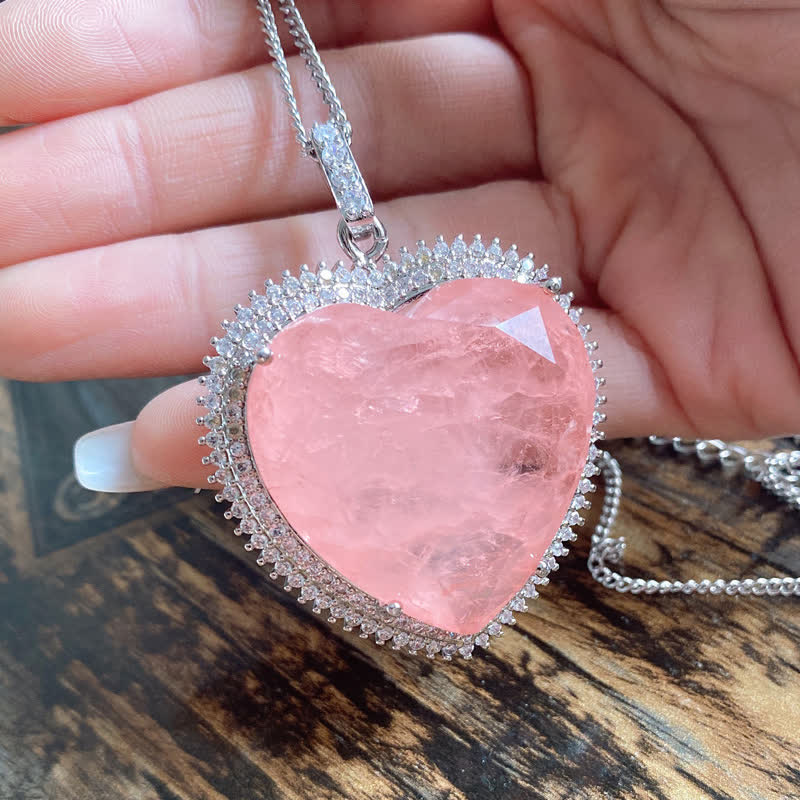 Collar con colgante de corazón de amor y relaciones de cristal de cuarzo rosa Mythstone