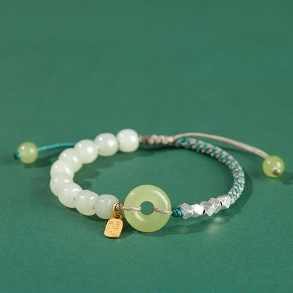 Pulsera con dijes de suerte y felicidad con hebilla de paz de jade hetiano en plata de ley 925 de Mythstone