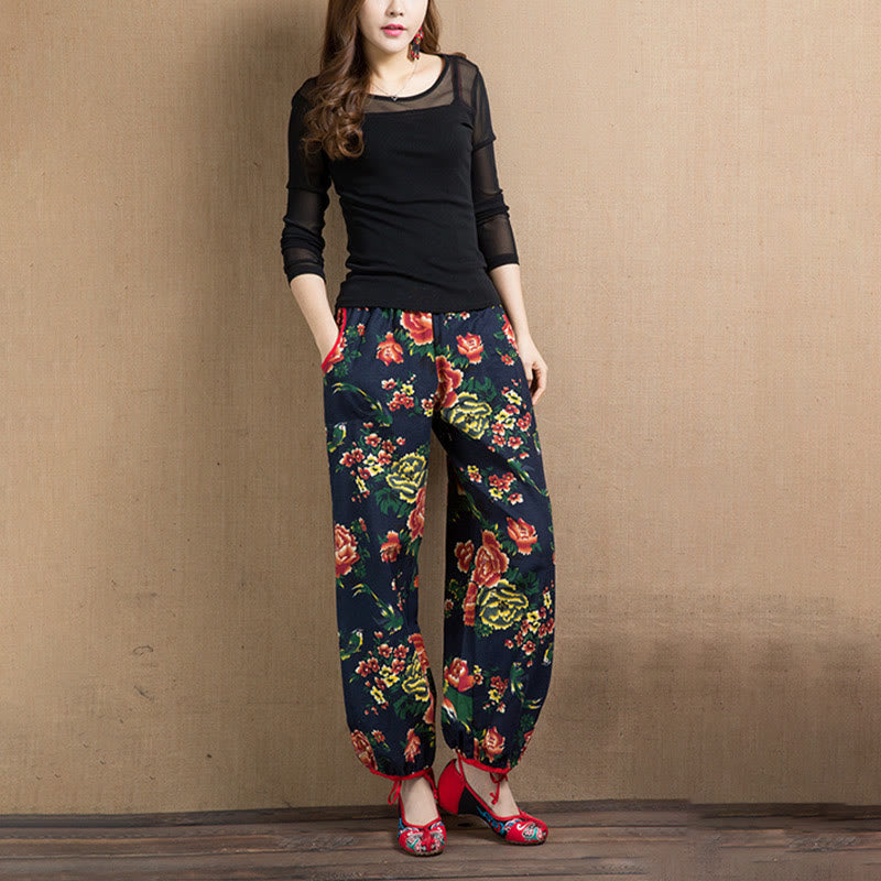 Pantalones harén con estampado de flores rojas y verdes de estilo étnico Mythstone y bolsillos 