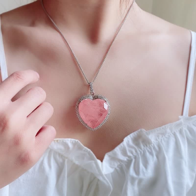 Collar con colgante de corazón de amor y relaciones de cristal de cuarzo rosa Mythstone