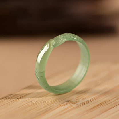 Anillo de suerte y éxito con pez koi de jade blanco hetiano y jade cian 