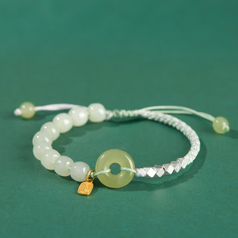 Pulsera con dijes de suerte y felicidad con hebilla de paz de jade hetiano en plata de ley 925 de Mythstone