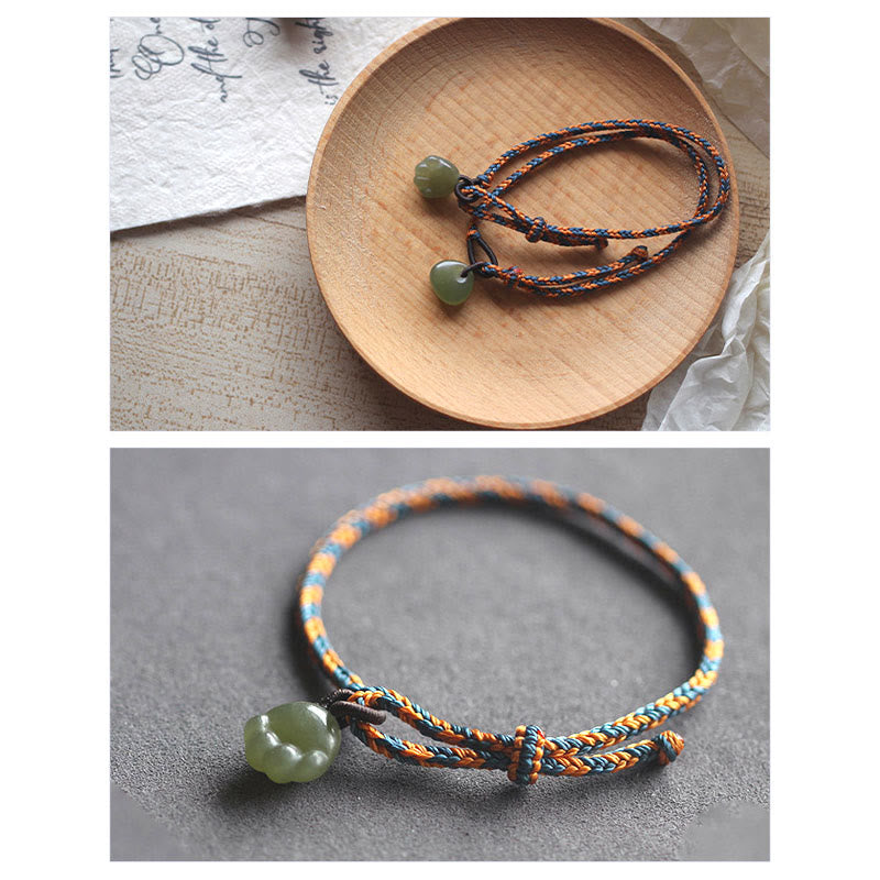 Pulsera de prosperidad con diseño de pata de gato y jade hetiano de Mythstone