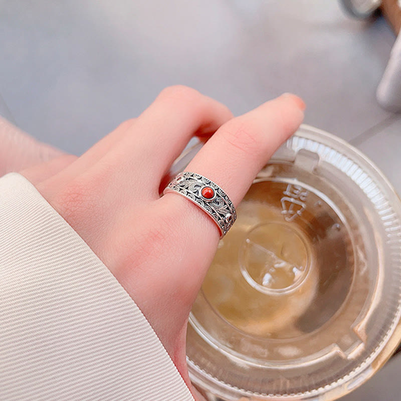 Anillo de pensamiento lógico con nubes auspiciosas y ágata roja incrustada en plata de ley 925 Mythstone 