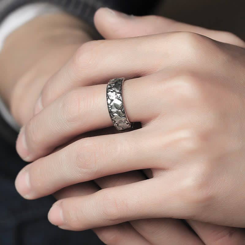 Anillo de cobre con bendición de la suerte y diseño de roca Mythstone