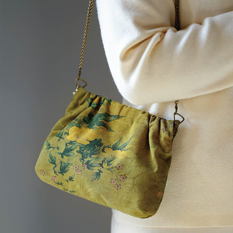 Bolso bandolera con cadena de metal y diseño de flores de color amarillo, verde y caqui negro de Mythstone 