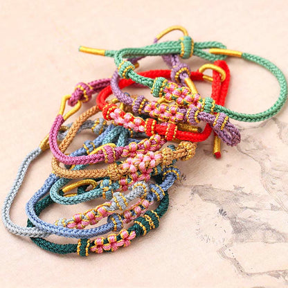 Pulsera trenzada de ocho hebras con tres flores de melocotón hecha a mano de Mythstone