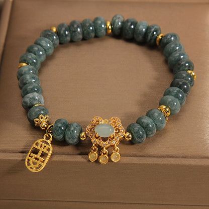 Pulsera de jade natural con candado chino Mythstone que simboliza la paz, la suerte y la abundancia 