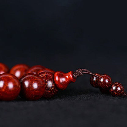 Pulsera de equilibrio de sándalo rojo con hojas pequeñas tibetanas de MythStone 