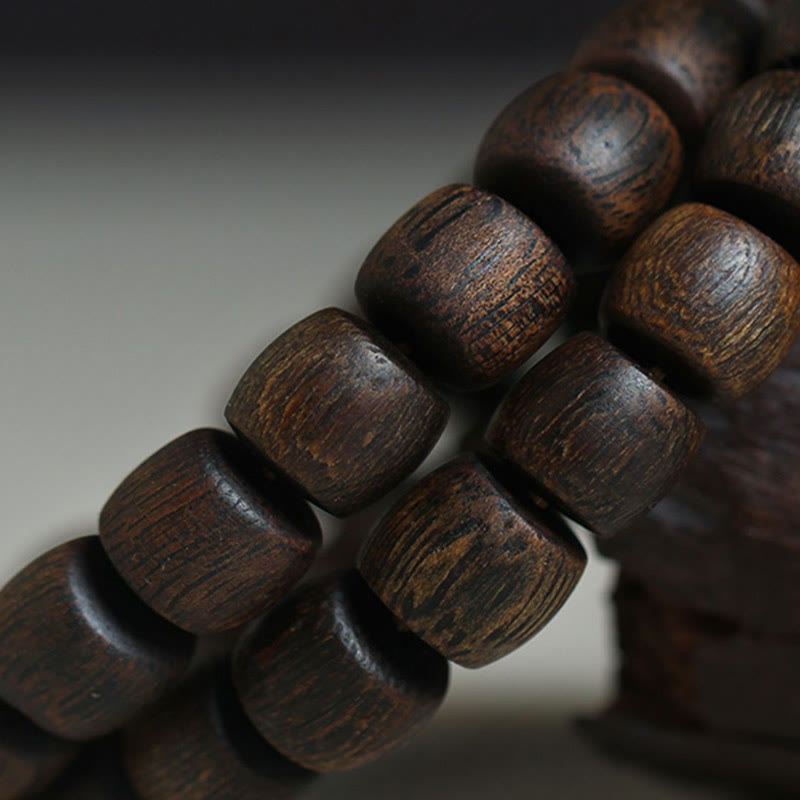 Pulsera de meditación de fuerza ósea tibetana con Buda sonriente y jade cian de ágata roja de madera de agar Bai Qinan de Mythstone Nha Trang