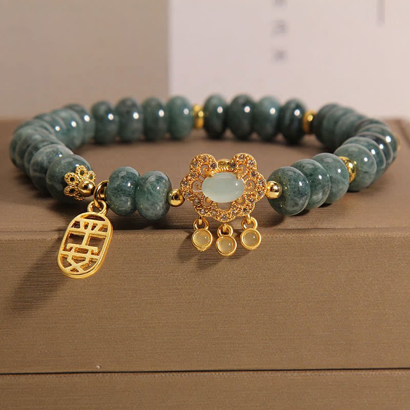 Pulsera de jade natural con candado chino Mythstone que simboliza la paz, la suerte y la abundancia 