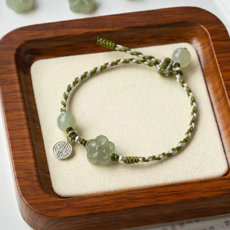 Pulsera trenzada de jade con flor de ciruelo hecha a mano Mythstone para la suerte y la prosperidad