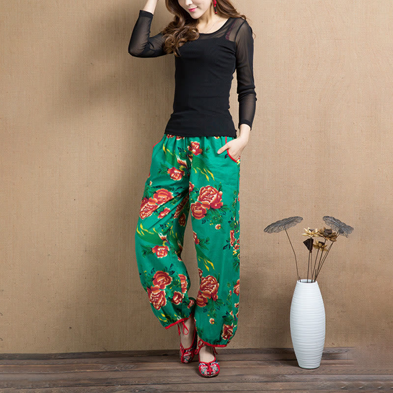 Pantalones harén con estampado de flores rojas y verdes de estilo étnico Mythstone y bolsillos 