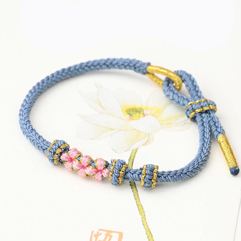 Pulsera trenzada de ocho hebras con tres flores de melocotón hecha a mano de Mythstone