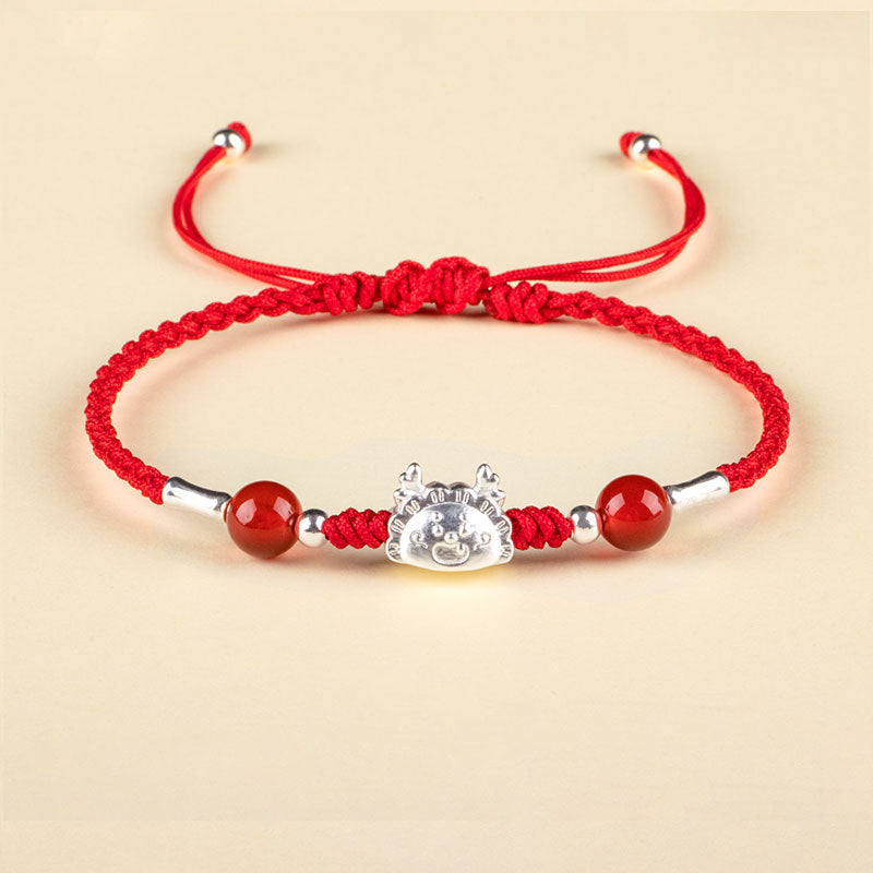 Pulsera artesanal de plata de ley 999 con el personaje Fu del año del dragón y ágata roja de Mythstone