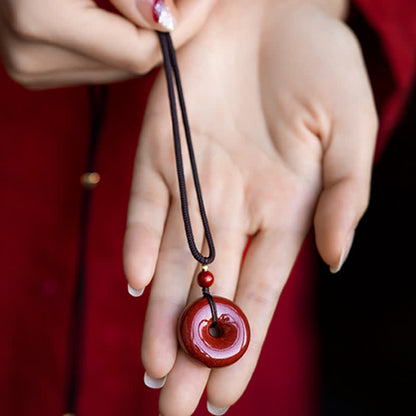 Colgante de collar con hebilla de paz y bendición de la calma de Mythstone Cinnabar