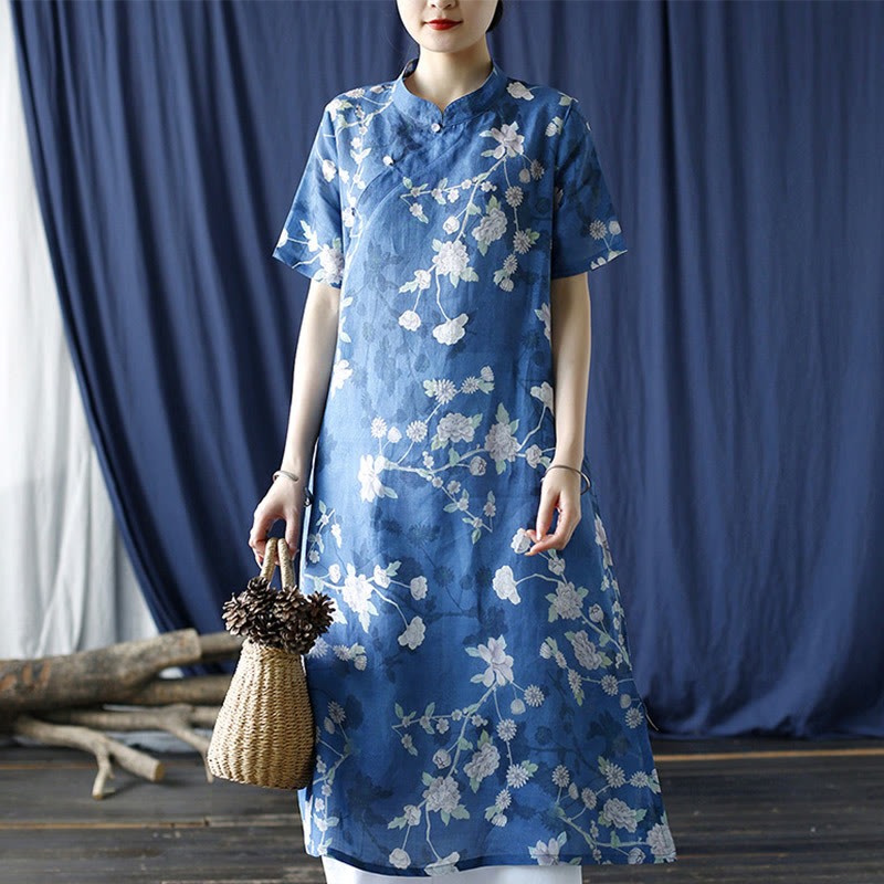 Vestido cheongsam de manga corta con ramas y flores azules y blancas de lino y ramio de Mythstone 